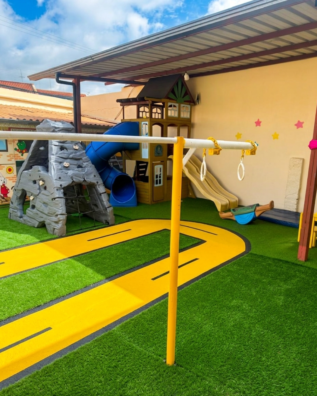 Zona de aventura con pared de escalar